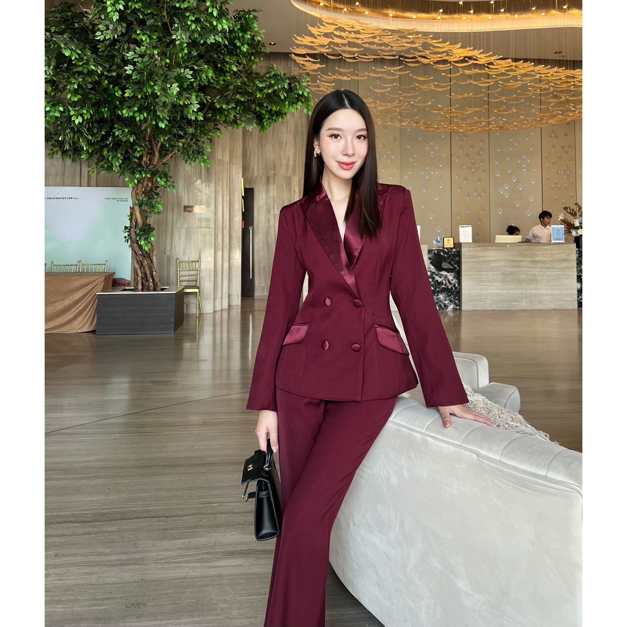 kudapy set เสื้อเบเซอร์และกางเกงขายาว เรียบหรู เสื้อสูทแต่งปกผ้าเงาให้ดูเด่น ออกแบบกระเป๋าให้ใช้งานได้จริง ตัวกระดุมใช้ผ้าเดียวกับปกเสื้อ