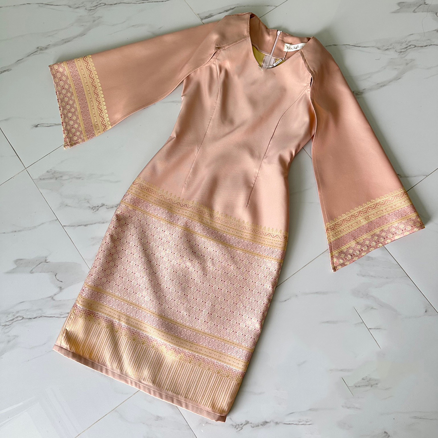 kudapy ชุดเดรสสีส้มทอลายทำบุญ ชุดเดรสทำงานไหมทอลายการบินอัดกาวทั้งชุด เข้าทรง อำพรางหุ่น