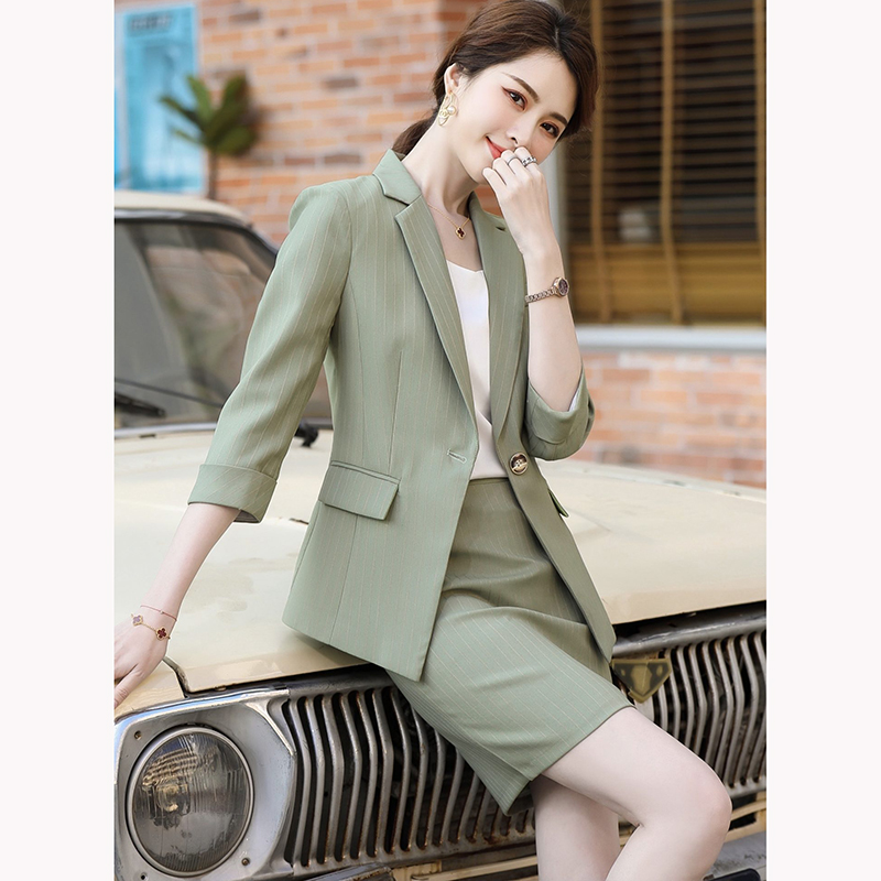 kudapy ชุดสูททำงานผู้หญิงสีเขียวลายทาง/สัม่วง แขนห้าส่วนพร้อมกระโปรง จุดเด่นของชุดนี้คือได้ลุคที่สดใส