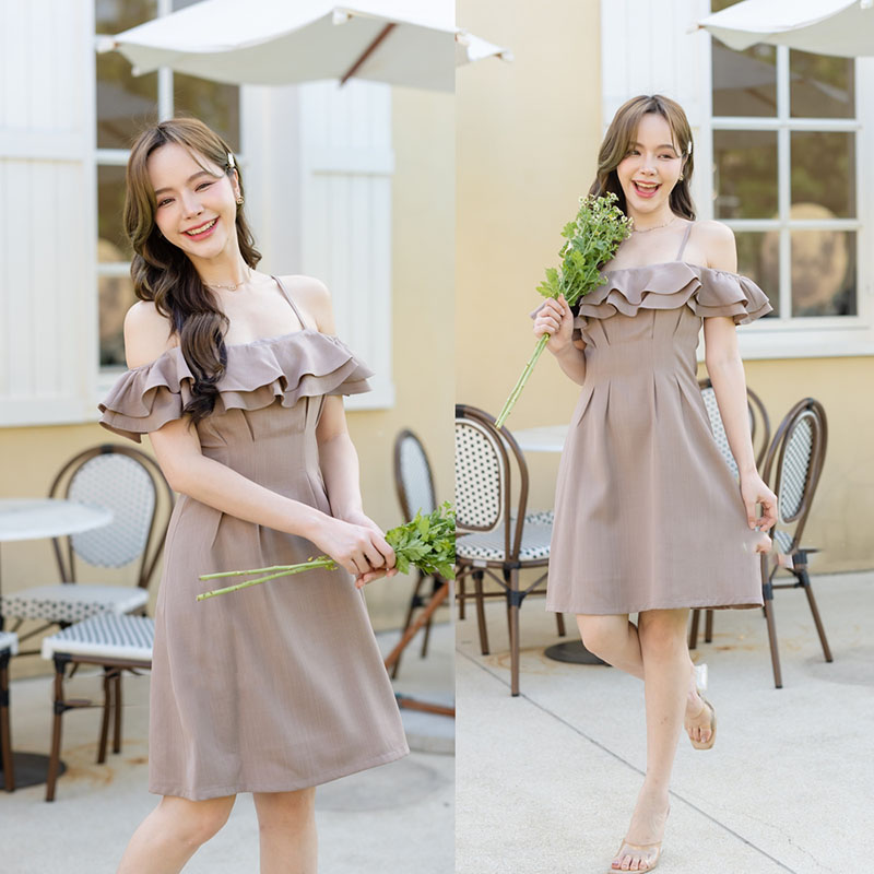 kudapy เดรสสั้นสีครีม/สีกรม/สีชมพู/สีโอวัลติน ช่วงบนเป็นทรงแบบปาดไหล่ อกเย็บเป็นระบายเลเยอร์