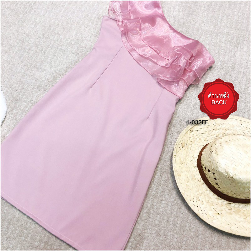kudapy เดรสสั้นไหล่เฉียง แต่งระบายผ้าแก้ว ตัวเดรสงานผ้าซาร่า มีซิปข้าง ตีเกล็ดหน้า-หลัง เอวไม่สม็อค