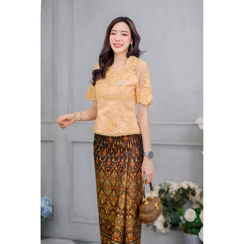 kudapy เสื้อลูกไม้อิตาลีเนื้อแน่นหนาซีทรูสีทอง/สีม่วง ปักลูกไม้แน่นมากแขนสั้นช่วงอกแต่งกระดุมหน้า มีชิปหลังยาวใส่สบาย (เฉพาะเสื้อ)