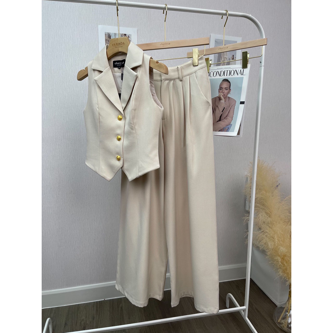 kudapy เซ็ทเสื้อแขนกุดเข้ารูปมาพร้อมกับกางเกงขายาวทรงปล่อย ตัวเสื้อแต่งกระดุมจริงสีทองปลายทรงแหลม