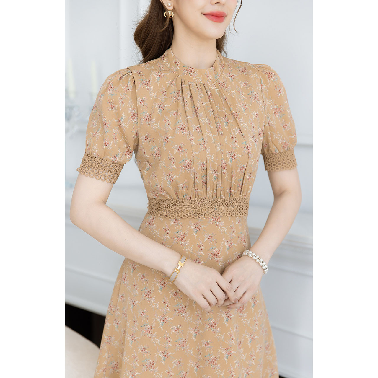 kudapy เดรสชีฟองลายดอกสวยหวาน แพทเทิร์นสวย เป็นดีไซน์คอสูง เย็บเป็นจีบช่วงอกให้ดูมีเลเยอร์