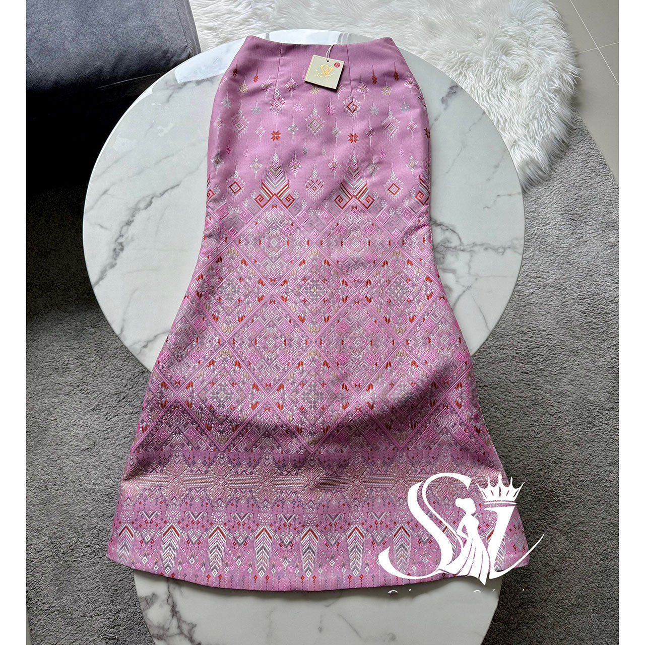 kudapy ชุดเซ็ทเสื้อลูกไม้คอวีแขนยาว ชายระบาย แต่งกระดุมหน้า ติดโบว์ มีซับใน เย็บซ่อนตะเข็บอย่างดี มีซิปซ่อนหลัง ผ้าถุงสำเร็จรูปทรงหางปลา อัดกาว ซิปหลัง