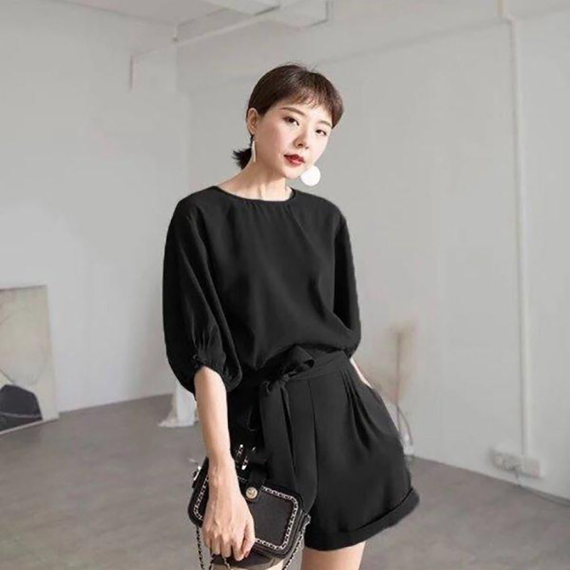 kudapy จั้มสูทขาสั้นสีส้มอิฐ สีดำ สีเขียวแก่ แขนตุ๊กตา เน้นดีเทลตกแต่งโบว์ช่วงเอว