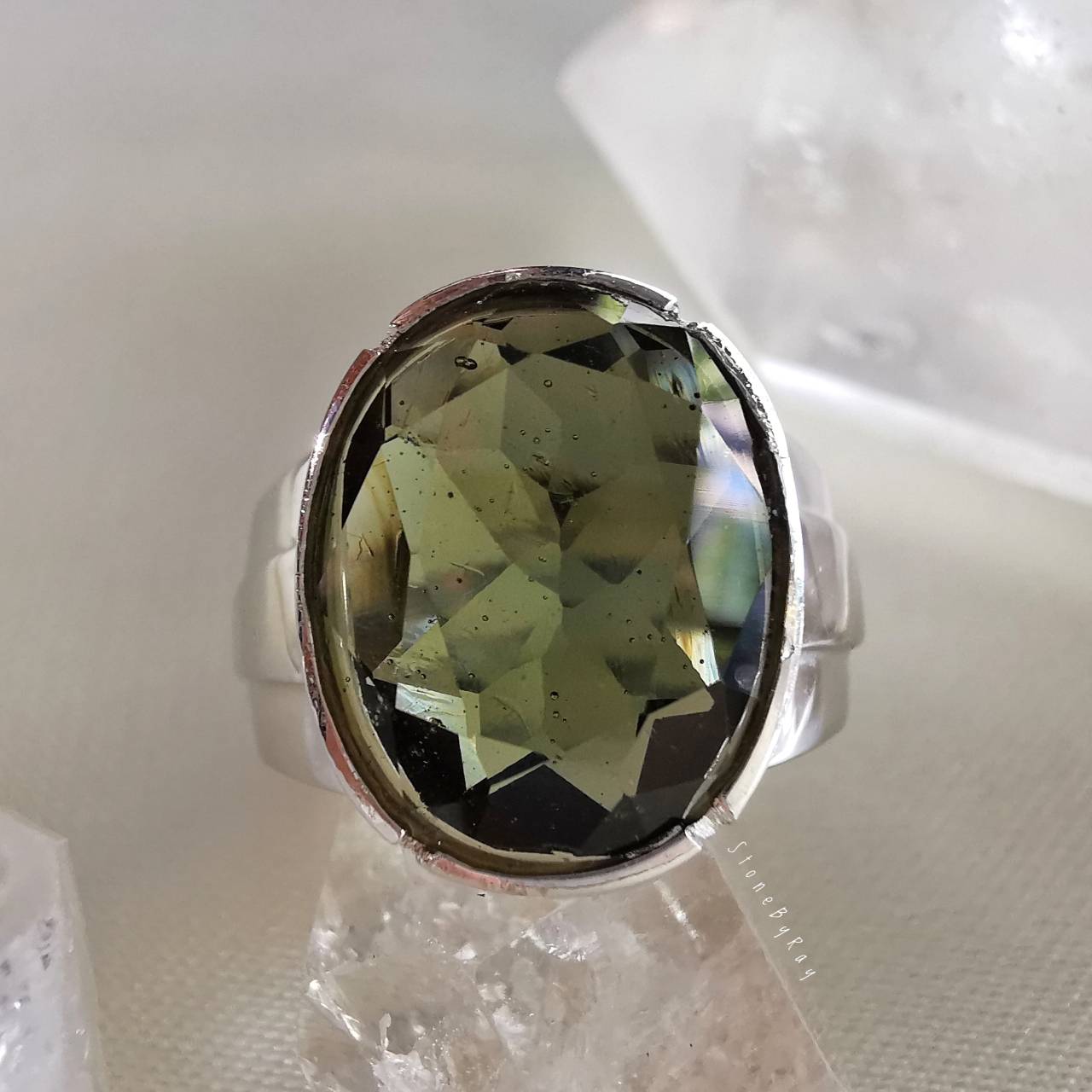 แหวนเงินสะเก็ดดาวโมดาไวท์(Moldavite)