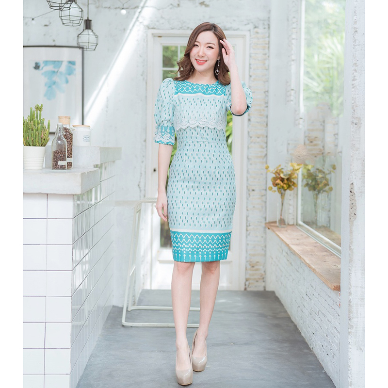 kudapy เดรสสั้นสีชมพู/สีเขียว/สีแดว แขนตุ๊กตาอกลูกไม้ลายไทย