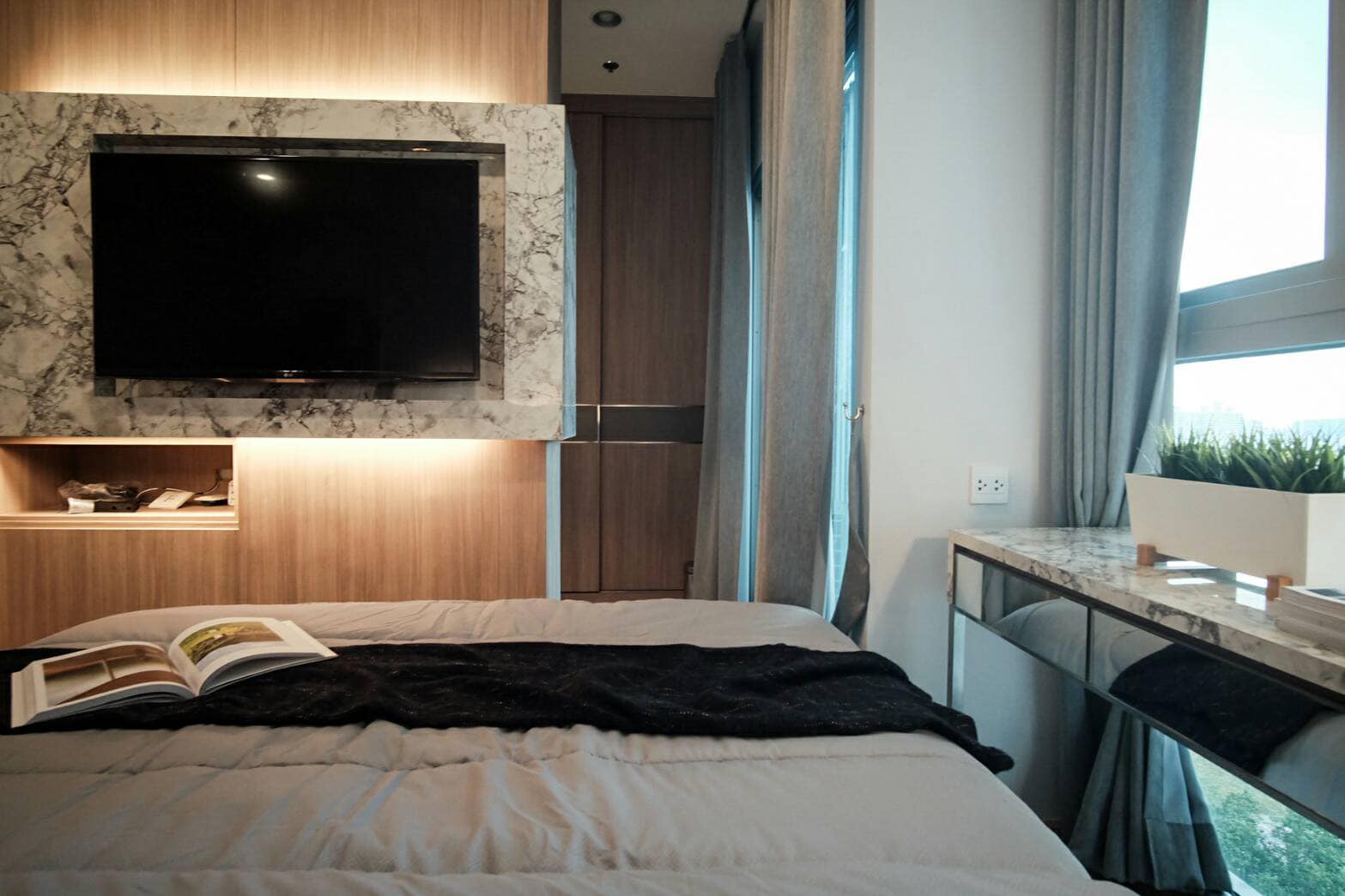 ปล่อยเช่าคอนโด Noble Revolve Ratchada (โนเบิล รีวอลฟ์ รัชดา) - เฟอร์เครื่องใช้ไฟฟ้าครบ - การเดินทาง: ใกล้ MRT สถานีศูนย์วัฒนธรรม