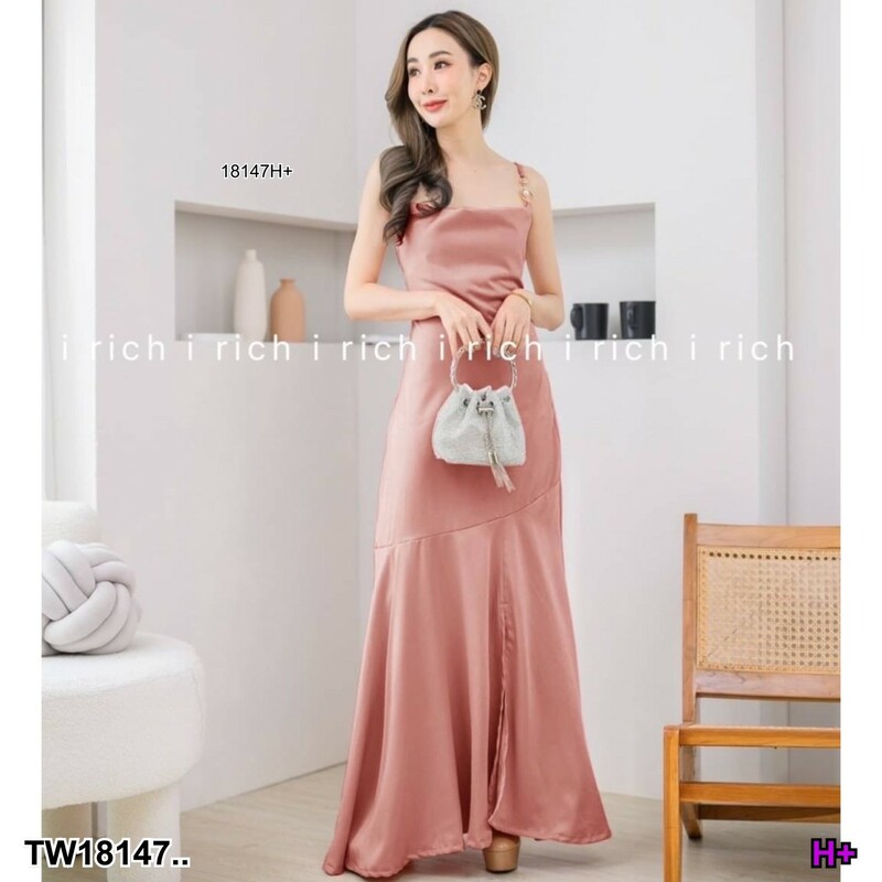 kudapy เดรสราตรียาว สายเดี่ยว แต่งไขามุก ผ้าเงาซาร่า ชายเดรสแต่งระบาย มีซิปหลัง