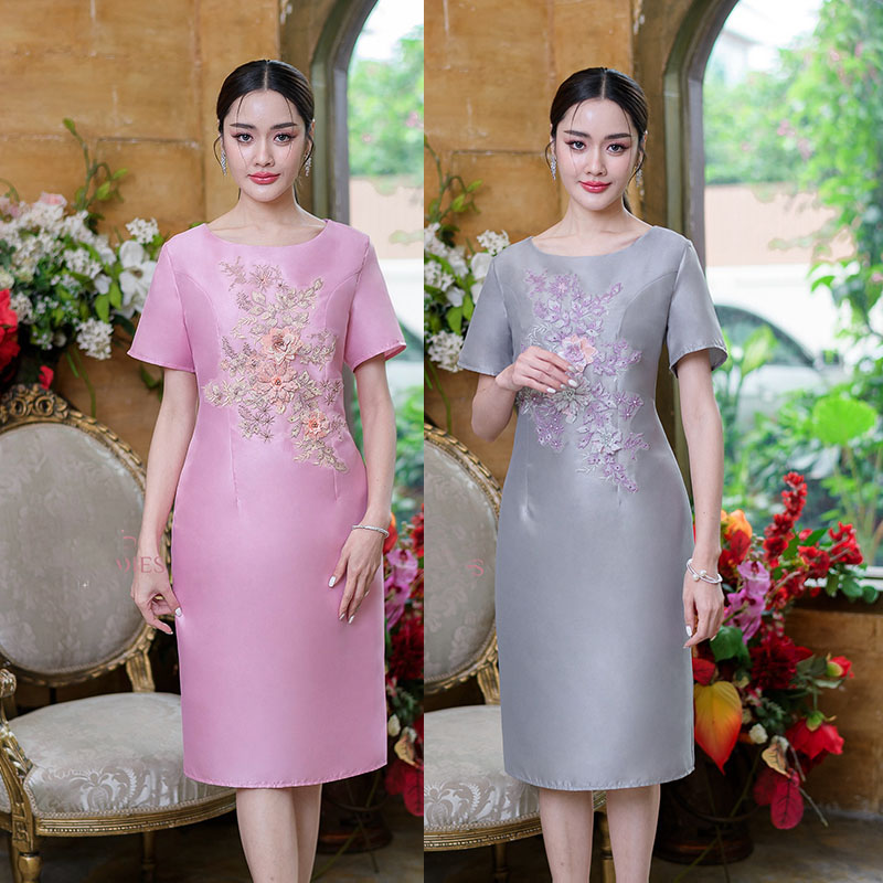 kudapy เดรสสั้นสีเทา/สีชมพู ผ้าไหมแขนสั้น มีดีเทลแต่งดอกไม้ปักสามมิติที่ช่วงอก งานปักสวย ลวดลายของดอกไม้ทั้งหมดนูนเป็นชั้น ตกแต่งด้วยมุกเป็นเกษรและเพชรตรงส่วนของใบไม้