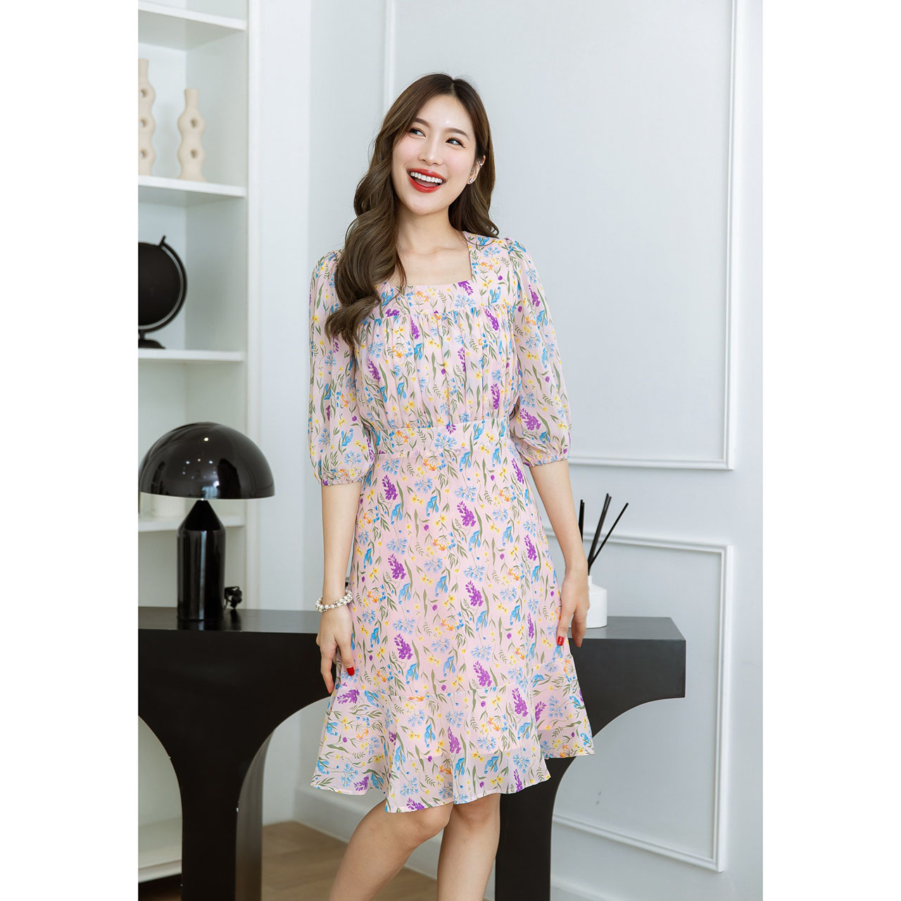 kudapy เดรสสั้นสีดำ/สีชมพู ชีฟอง คอเหลี่ยม มีดีเทลเย็บจั๊มซ้อนเป็นเลเยอร์ช่วงอก ชายกระโปรงเป็นระบายสวยกำลังดี แขนสามส่วนจั้มปลายแขน