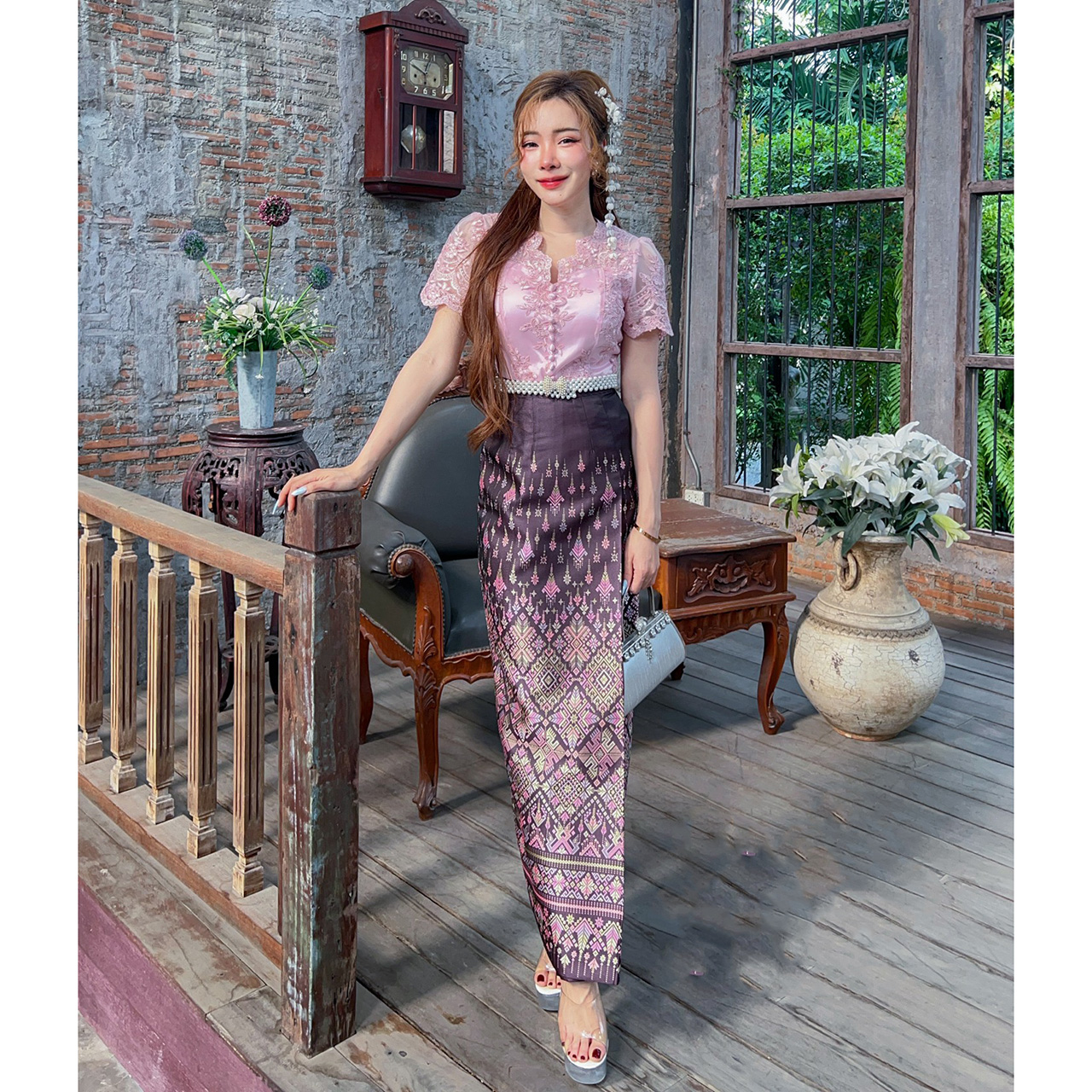 kudapy เสื้อลูกไม้คอหยัก ชายระบายหรูหรา แต่งกระดุมหน้า ชายระบายจับจีบทวิสสุดหรู มีซิปซ่อนหลังแบบถอดได้