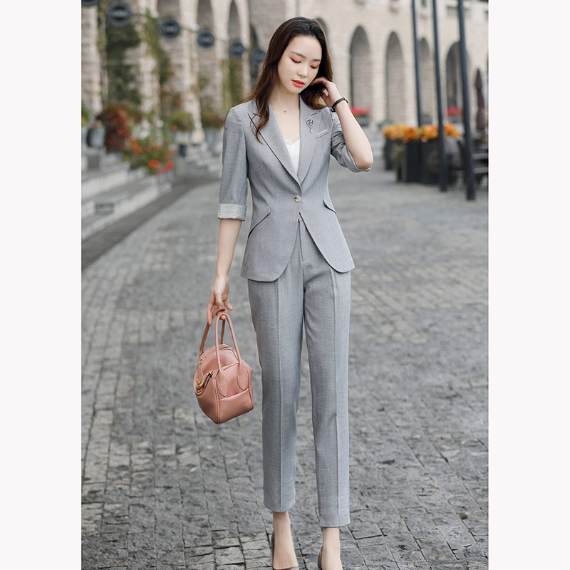 kudapy ชุดสูททำงานผู้หญิงสีเบจครีม/สีเทา แขนห้าส่วนพร้อมกางเกงแปดส่วน จุดเด่นของชุดนี้คือสีชุดเน้นความสุภาพเรียบง่าย