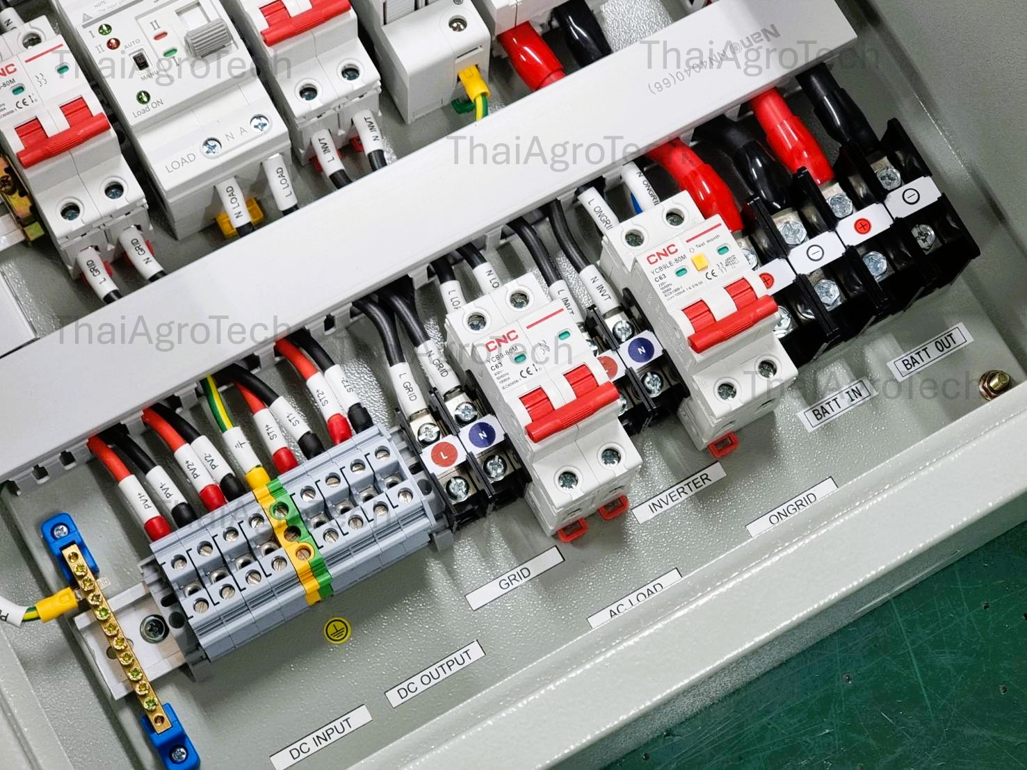 AC-DC Hybrid On/Off-Grid Combiner Box DC 2string 550V (SUNTREE), AC MCB 2P (CNC/CHINT) 1Ph, MCB BATT 500V 125A (CNC), SQ8T-63/2P ATS 2P 63A DIN Dual Power Conversion Switch Suntree ตู้คอมบายเนอร์แบบไฮบริดออนออฟกริด 2 สตริง พร้อม สวิตซ์สลับแหล่งจ่ายไฟ อัตโ