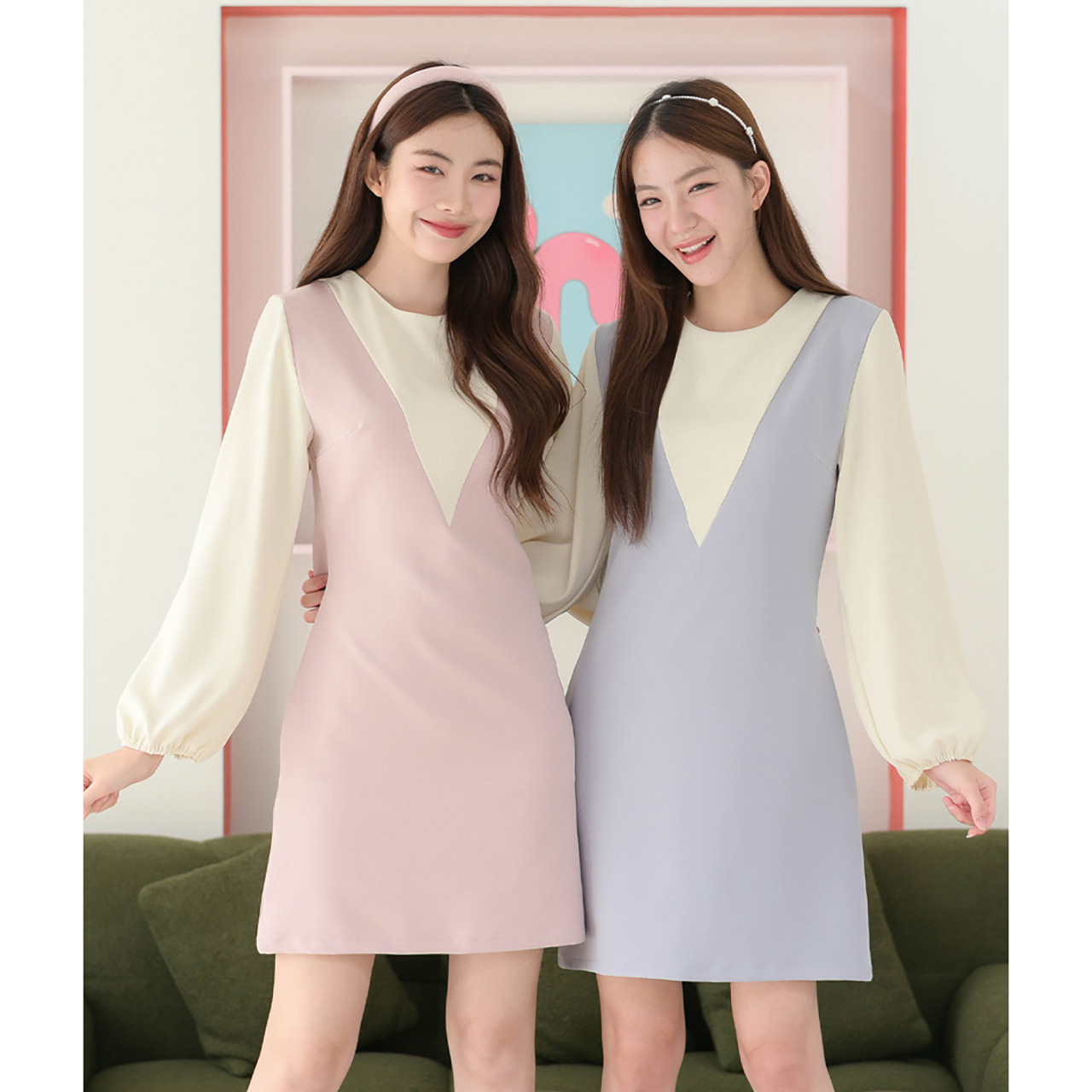 kudapy เดรสคอกลมแขนยาว ดีไซน์ตัดต่อเหมือนใส่เอี๊ยมคอวีทรงลึกเล่นสีทูโทนพาสเทล รูดจั๊มที่ปลายแขนให้พองเบาๆ