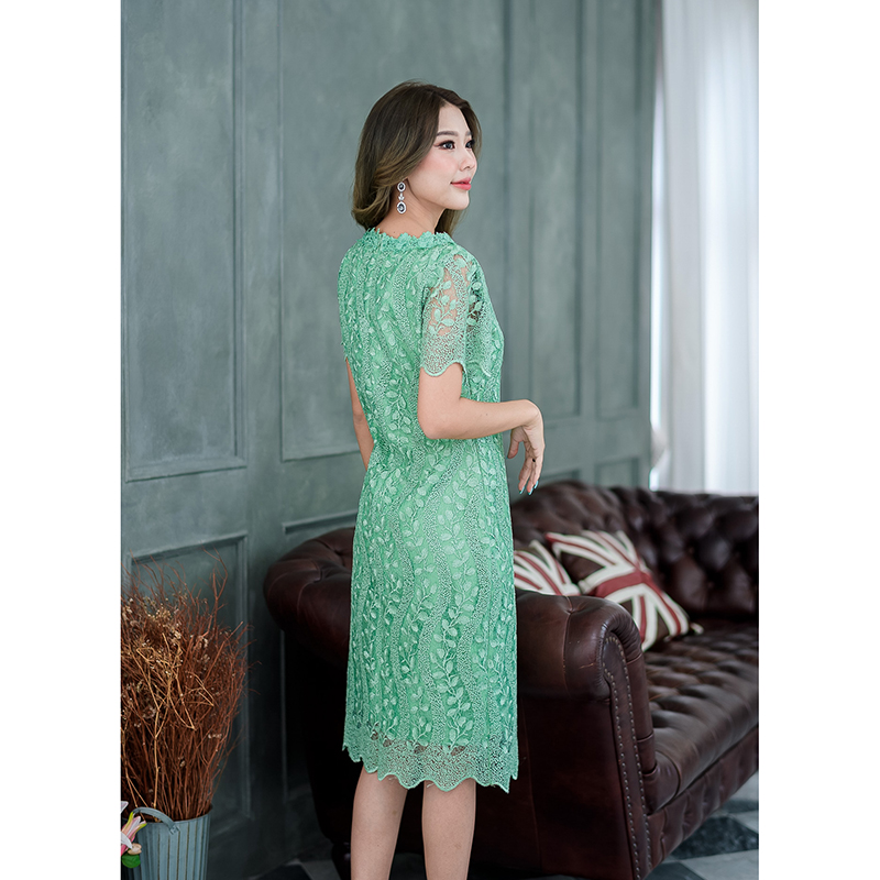 kudapy เดรสสั้นสีเขียว/สีดำ ผ้าลูกไม้เงาทอลายผ้าผสมเลื่อมสวยงาม รอบคอตกแต่งดอกไม้รอบคอสวยหวาน