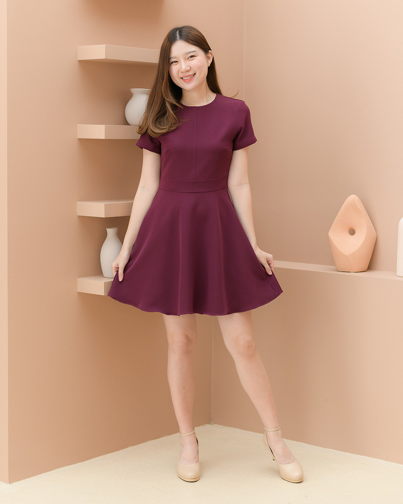 kudapy เดรสแขนสั้นสีแดงเข้ม,น้ำตาลม่่วง,มัสตาร์ท,เขียวมัทฉะ,นูทครีม,ดำ,ฟ้าทะเล กระโปรงทรงวงกลม ตัดต่อกลางตัวเสื้อและเอว เพิ่มดีไซน์เรียบๆดูดี แต่ไมเยอะ เนื้อผ้ามีน้ำหนัก