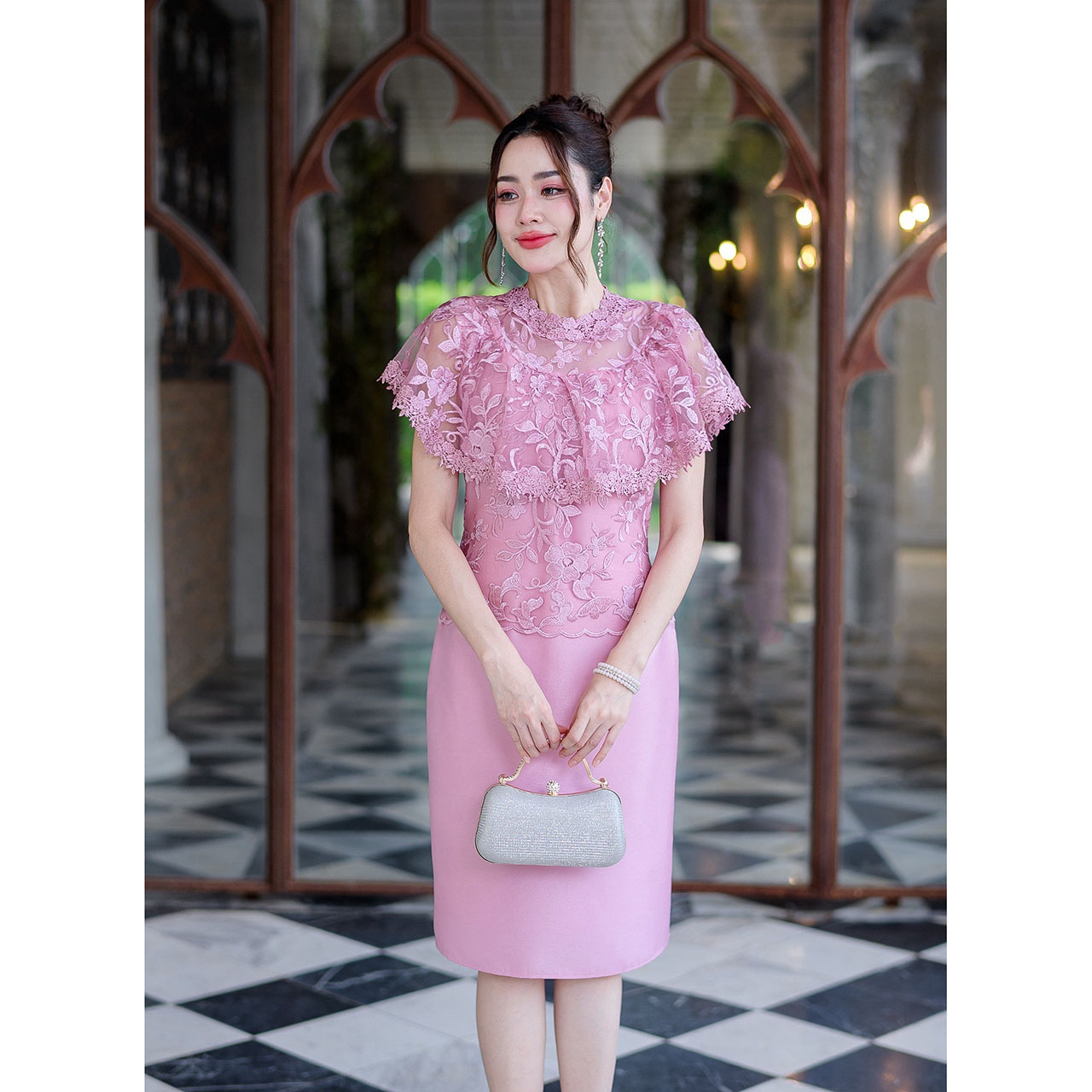 kudapy เดรสสั้นสีชมพู/สีเทา ลูกไม้ตาข่ายปักลายดอกไม้ดอกใหญ่ ด้านบนเป็นงานผ้าลูกไม้คลุมไหล่ระบายแต่งรอบคอด้วยลูกไม้สวยหรู กระโปรงเป็นงานผ้าไหมญี่ปุ่น