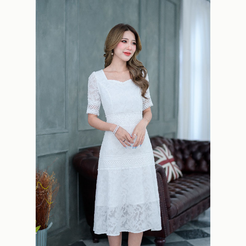 kudapy เดรสสั้นสีขาว/น้ำตาล/ชมพูปูน/เทาอมเขียว ดีเทลแต่งลูกไม้คาดช่วงเอวและสะโพก ปลายแขนแต่งจั้มสวยหวานน่ารักมากๆ