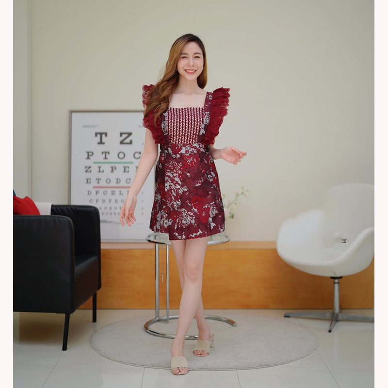 kudapy จั้มสูทขาสั้นสีแดง/สีกรม ป้ายหน้าผ้าทอระบายแขนลูกไม้