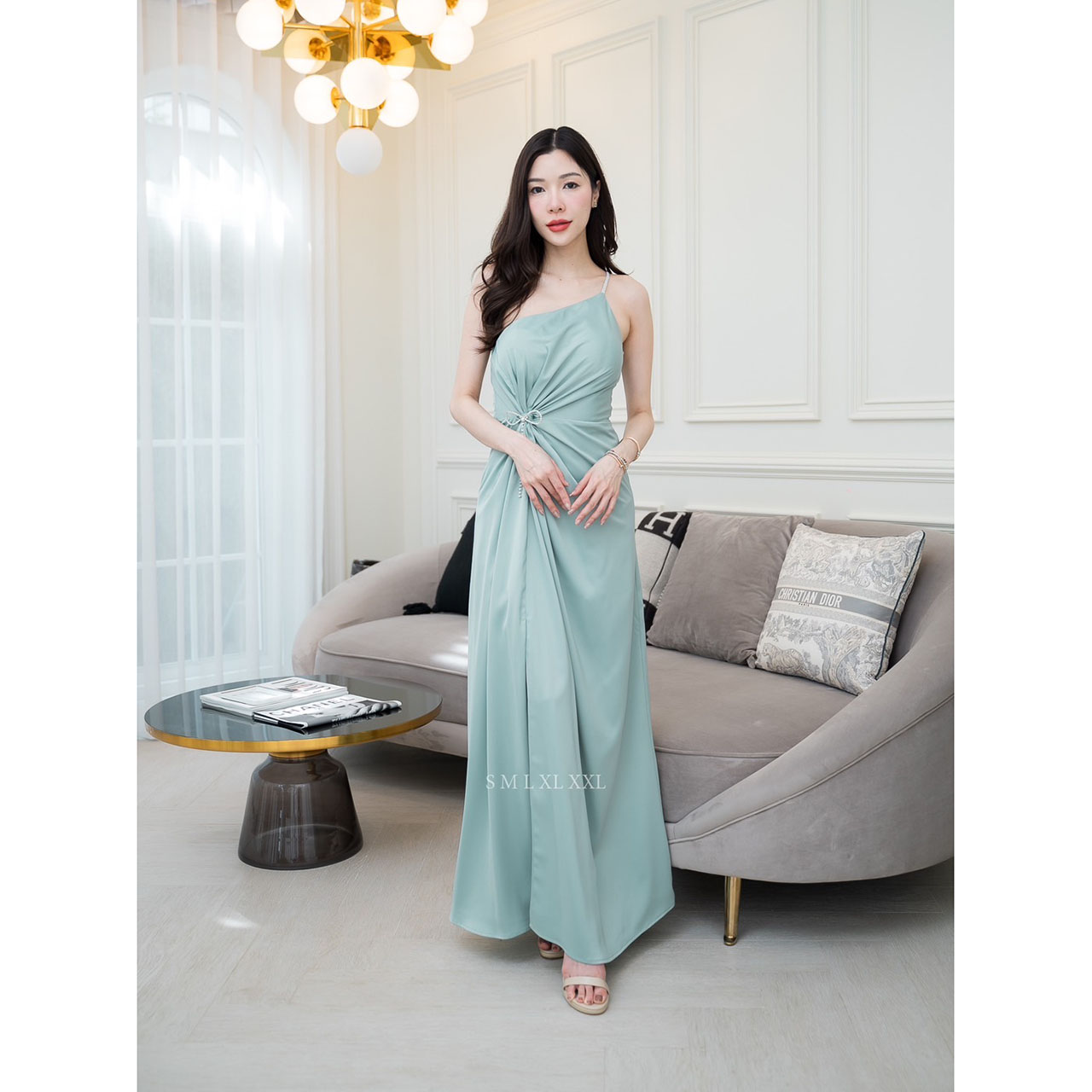 kudapy เดรสยาวสีโอวัลติน/สมิ้นอมฟ้า/สีชมพูกลีบบัว/สีกรม/สีชาเขียว ชุดราตรียาวไหล่เบี่ยงสายเพชรแต่งมัดเอวติดเข็มกลัดเพชรโบว์ งานพรีเมี่ยมผ้าเครปซาติน ซับในเกรดเอ ซิปด้านหลัง สวยหรู