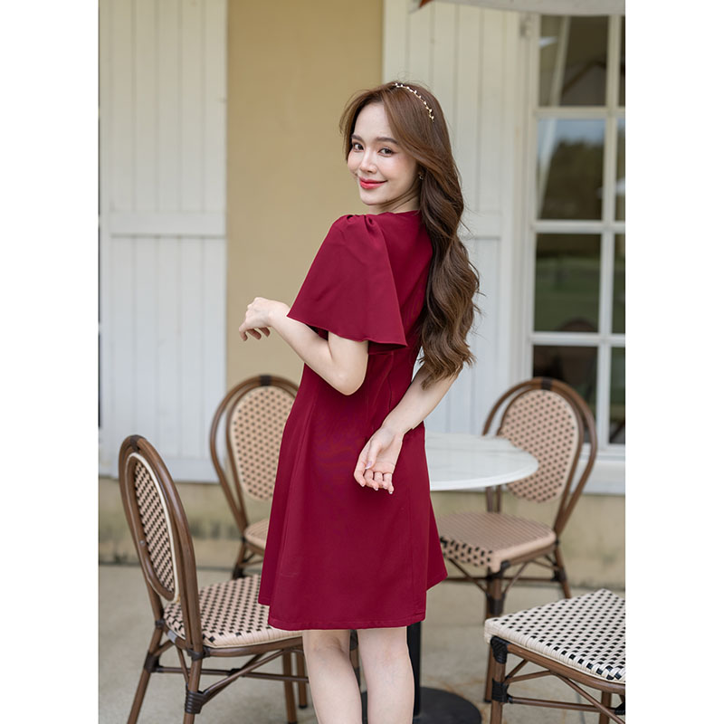 kudapy เดรสสั้นสีแดง เปรี้ยวอมหวานลุคสาวขี้เล่น ตัวเสื้อเป็นคอวีจับจีบเดรปที่อก แขนเสื้อเป็นทรง Bell