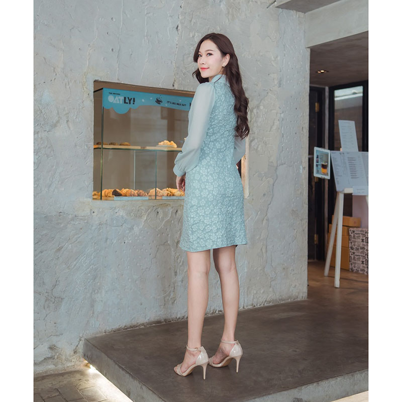 kudapy เดรสสั้นสีขาว/สีน้ำตาล/สีเขียว ผ้าทอลายดอก แต่งชีฟองแขนยาว คอปก ดีเทลโบว์น่ารัก งานซิปหลัง