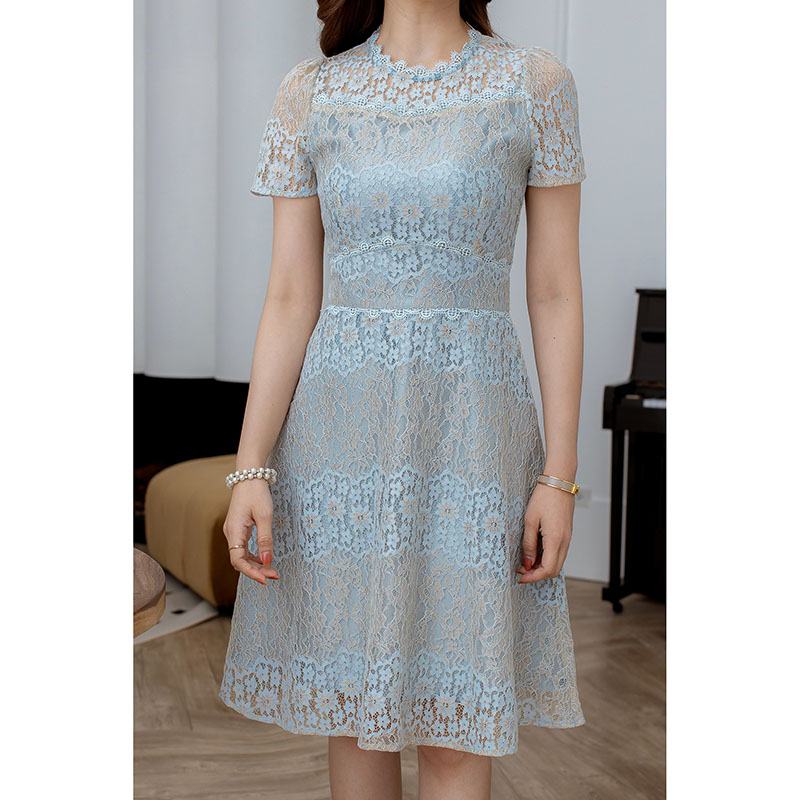 kudapy เดรสสั้นสีโทนขาว/สีโทนฟ้าเทา ลูกไม้ ผ้าลูกไม้สวยมาก เป็นสีทูโทน ทอสลับลาย แพทเทิร์นสวย มีดีเทลแต่งลูกไม้ รอบคอ อก และขอบเอว