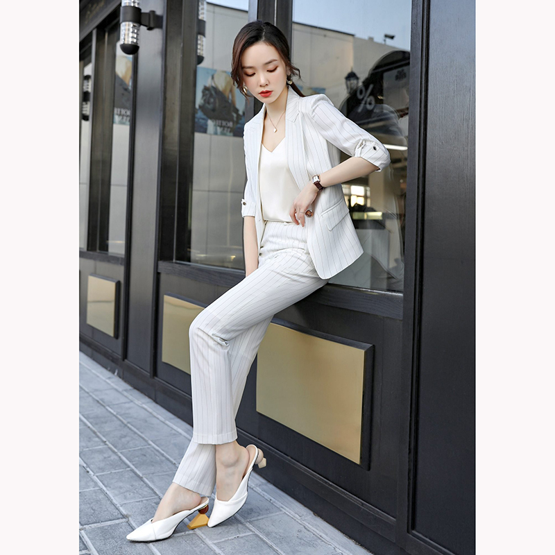 kudapy ชุดสูททำงานผู้หญิงสีดำ/สีขาว/สีเบจ แขนสามส่วนลายทางพร้อมกางเกง จุดเด่นของชุดนี้คือการออกแบบให้เป็นลายทางเพื่อเพิ่มสไตล์