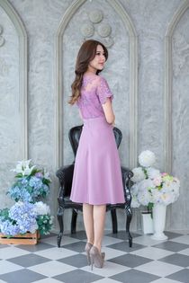 kudapy เดรสสั้นคอหยักตัววีสีเขียวอมฟ้า/สีม่วง คอวีแขนสั้น เสื้อลูกไม้ ดีไซน์แบบสวยดูแพง เป็นการออกแบบผสมผสานผ้าลูกไม้ปักเงาเล่นเชิงผ้าช่วงคอและชายแขนเสื้อ ด้านหน้าแต่งกระดุมเล็กๆ