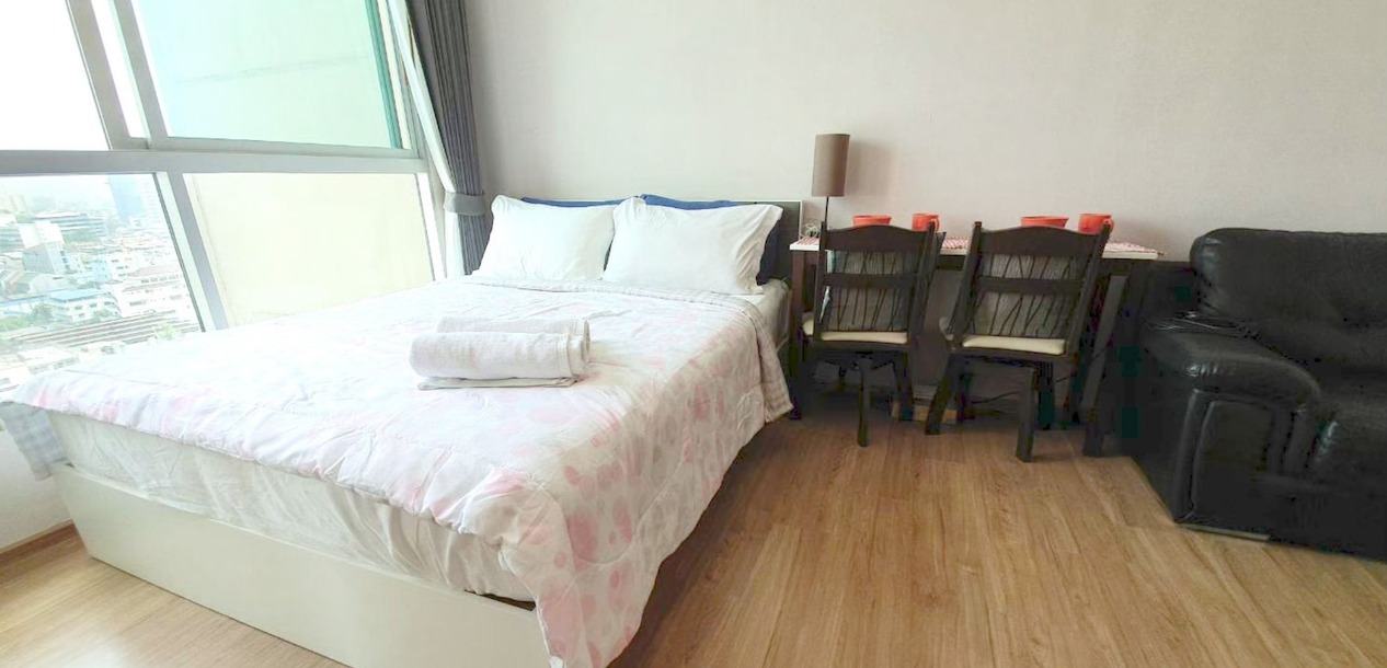 ห้องมุม Fuse Chan - Sathorn ให้เช่าเฟอร์พร้อมเข้าอยู่ สอบถามแอด Line ID : Smile-easy