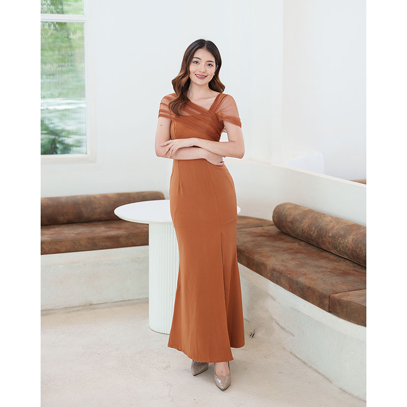 kudapy เดรสยาวสีน้ำตามอิฐ/ส้มอิฐ/สสีแดง/สีชมพู/สีกรม สไตล์เรียบหรูดูแพง ไหล่แต่งผ้าซีทรู กระโปรงยาวผ่าหน้า เหมาะสำหรับใส่เป็นชุดราตรี ชุดไปงานแต่งงาน ชุดเพื่อนเจ้าสาว