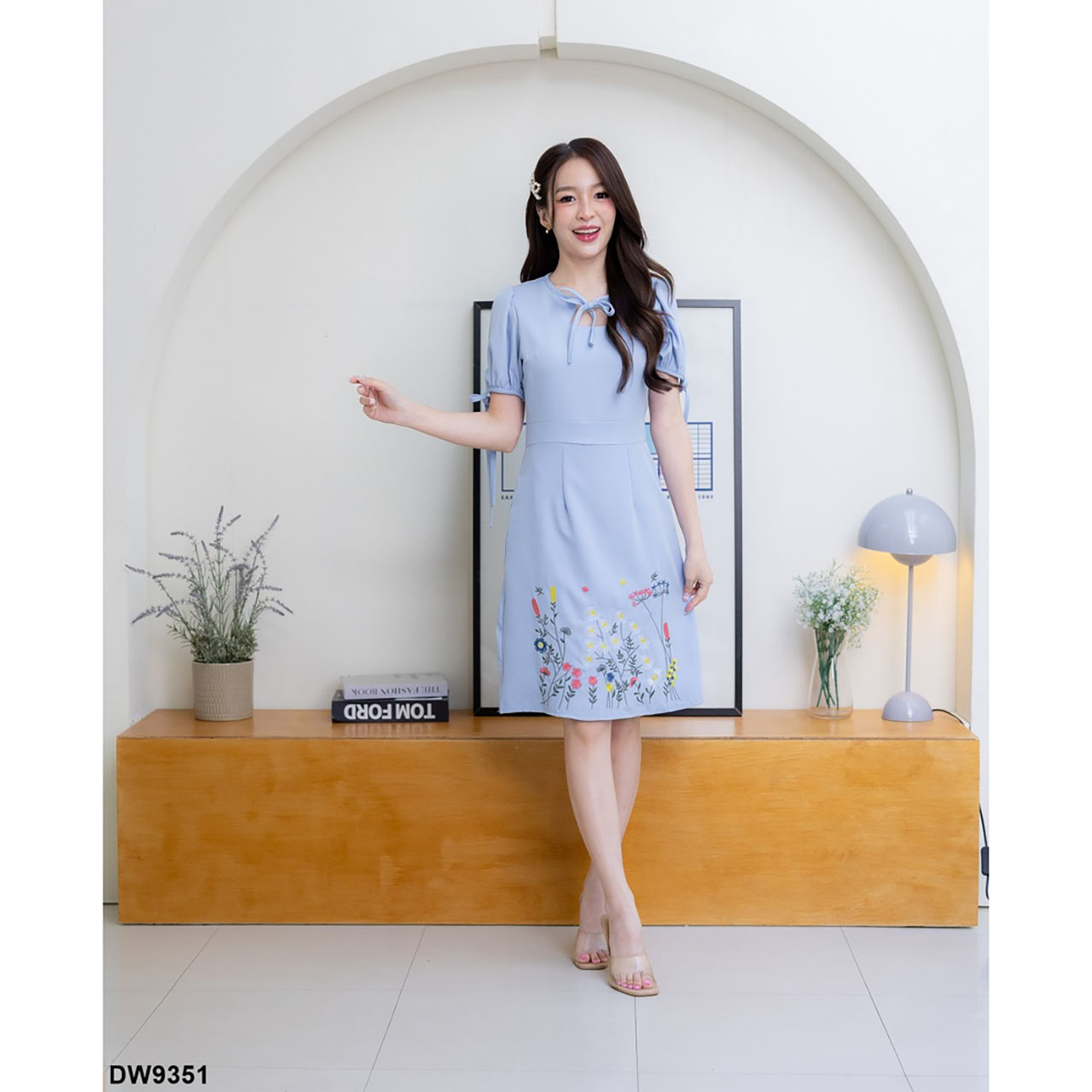 kudapy เดรสสั้นสีชมพุ/สีน้ำตาล/สีฟ้า คอผูกโบว์กระโปรงปักดอกไม้