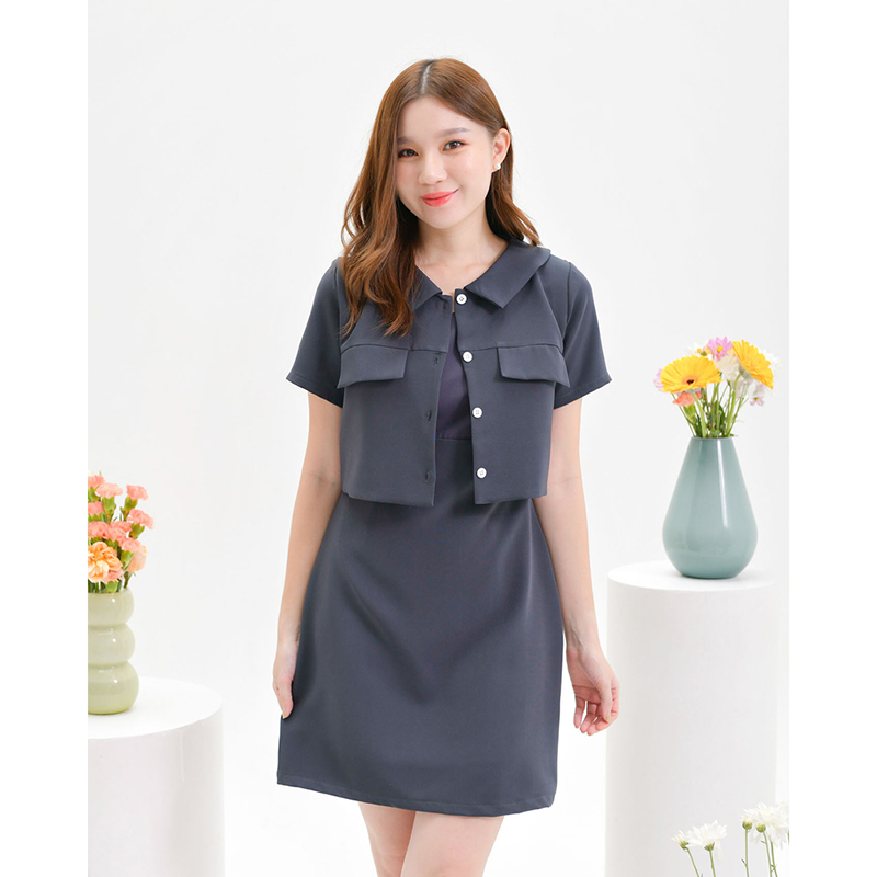 kudapy kudapy kudapy เดรสสั้นสีเทาเข้ม/สีเขียวทหาร/สีกรม คอปก คัทติ้งตัดต่อช่วงอก เพิ่มดีเทลปากกระเป๋าเก๋ๆ ดีไซน์น่ารัก กระดุมอกแกะได้จริง เพิ่มความชิคๆเก๋ๆ ใส่สวยปัง