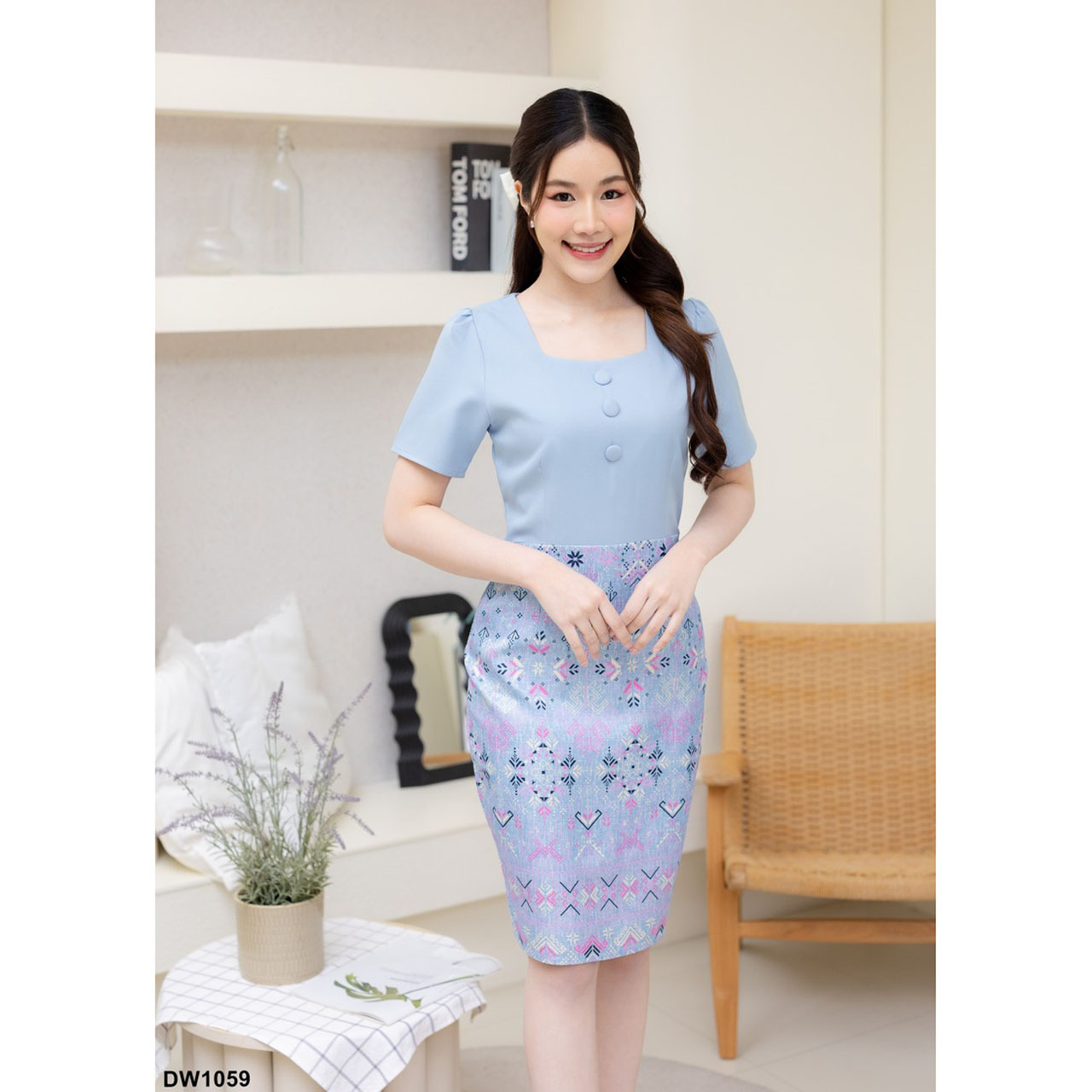 kudapy เดรสสั้นสีฟ้า/สีชมพู/สีม่วง คอเหลี่ยมกระโปรงลายไทย