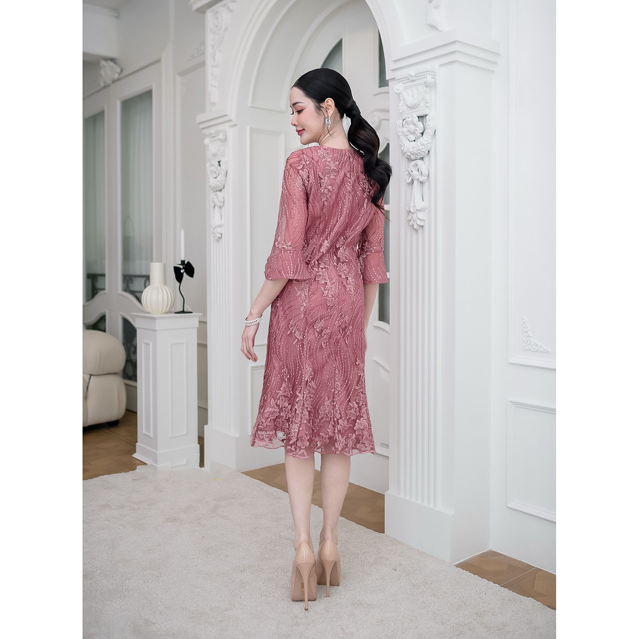 kudapy เดรสสั้นสีเขียว/สีชมพูกะปิ/สีดำ ลูกไม้ทั้งชุด งานปักดอกไม้ประดับเลื่อมโทนสีเดียวกับชุด ลายแถวไม้เลื้อยปักสลับงานสวยดูดี