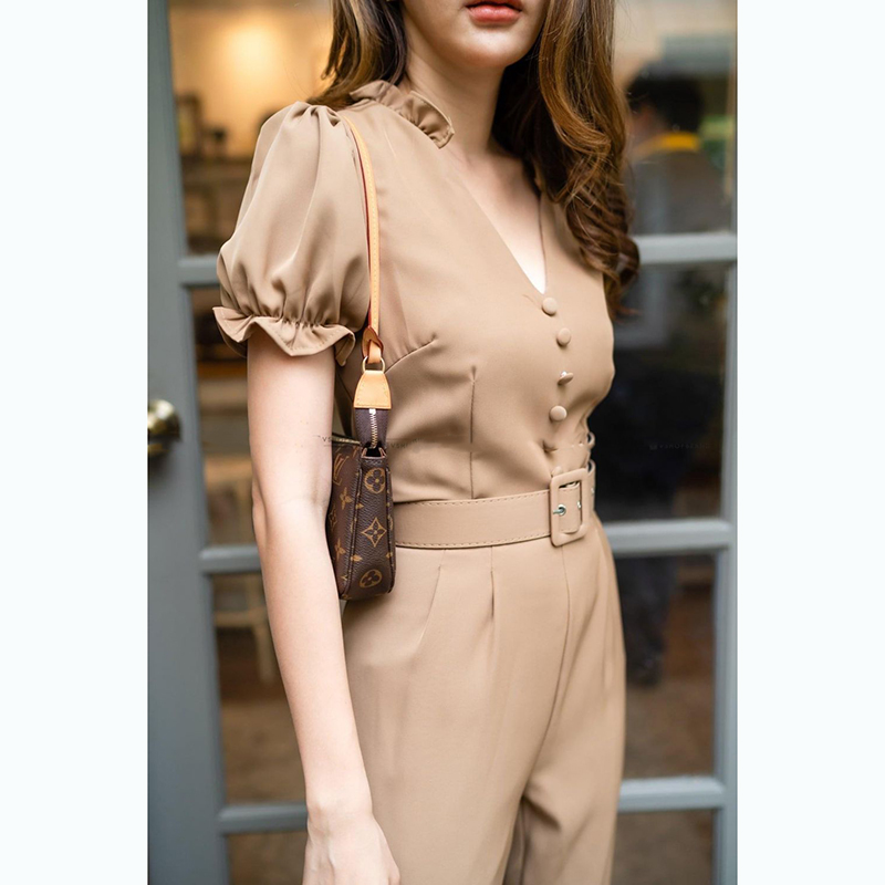 kudapyจั๊มสูทขาสั้นสีดำ/น้ำตาล ทรงเป๊ะมากๆ ค่ะรุ่นนี้ ผ้าเนื้อดีทิ้งตัว แต่งดีเทลคอจีบ ระบายรอบ จั๊มปลายแขน