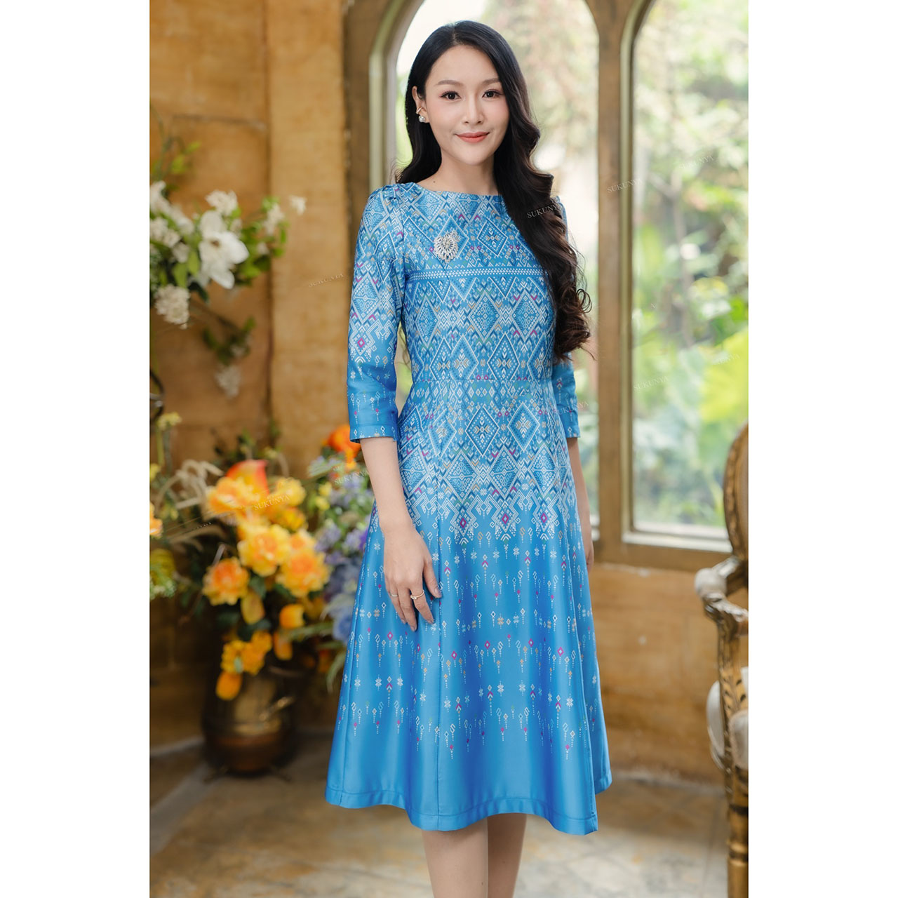 kudapy เดรสสั้นสีฟ้าเข้ม/สีชมพู ผ้าSatin silk อัดกาวพิมพ์ลวดลายแพรวา แขนสามส่วน คอกลม