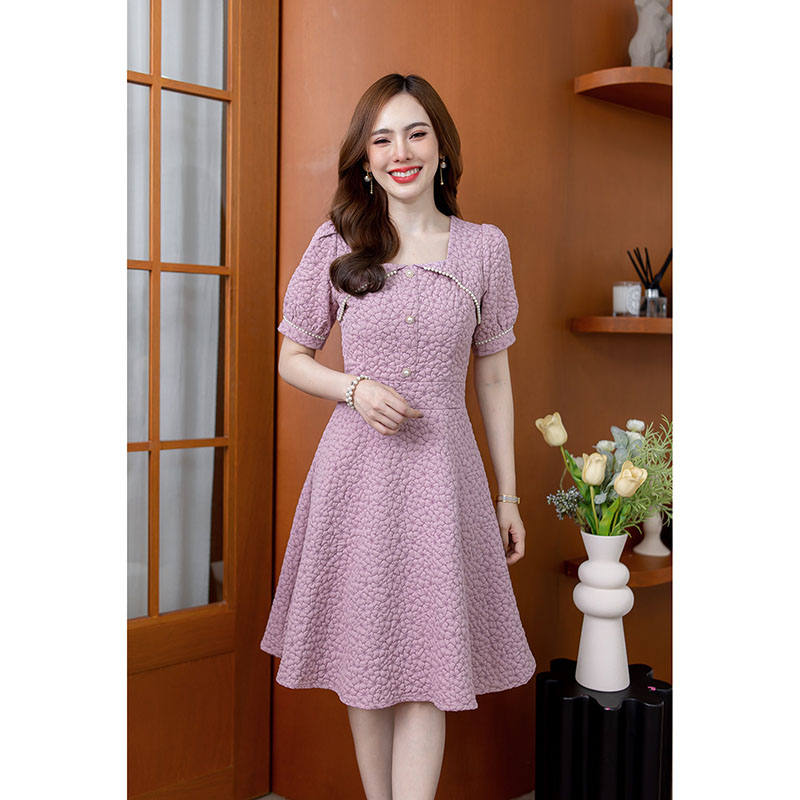 kudapy เดรสสั้นสีฟ้า/สีชมพู ผ้าปั้มลายดอก ผ้าสวยมีมิติ มาในแพทเทิร์นสวยหวาน มีดีเทลแต่งมุกช่วงอกและปลายแขน มีกระดุมมุก สวยหวาน