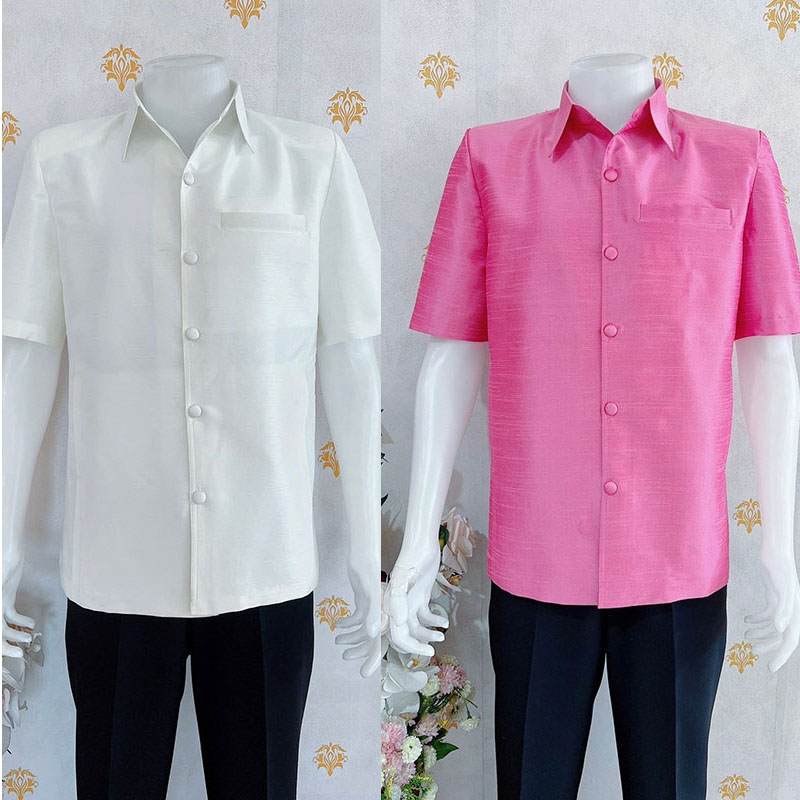 kudapy เสื้อผ้าไหมคอปก สีชมพู,สีขาว เสื้อผ้าไทยผู้ชาย ผ่าหน้า แขนสั้น มีกระเป๋าด้านซ้ายบน (อัดผ้ากาว มีฟองน้ำเสริมไหล่)