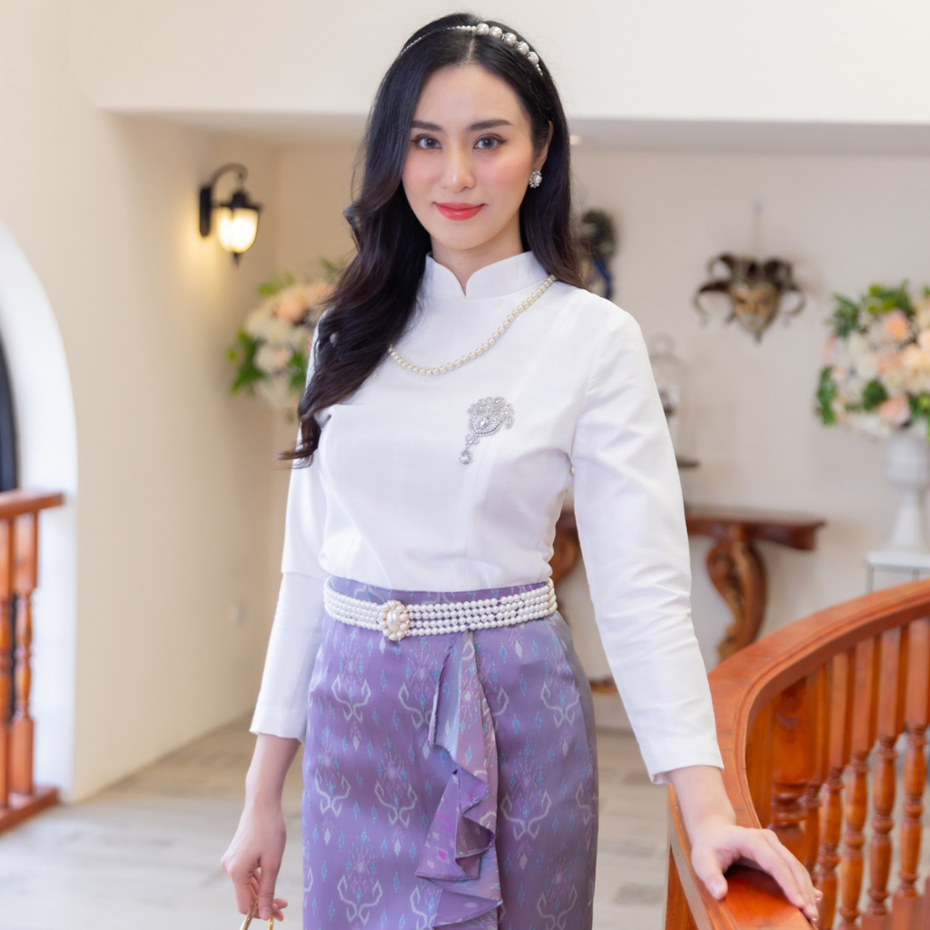 kudapy ชุดออกงาน เสื้อผ้าไหมสีขาว แพรทิพย์ ทรง ร.5 ผ้าถุงแต่งระบาย หน้าลายเชิงเทียนจันทร์วาด