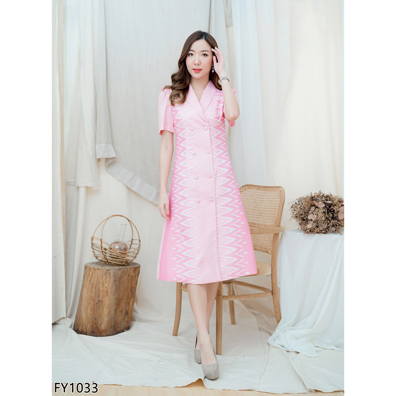 kudapy เดรสยาวคลุมเข่า เดรสผ้าไทยสีชมพู/สีฟ้า คอวีปก แต่งกระดุมหน้า ทรงสวยดูดีน่ารักมากค่ะ งานมีซับในซิบหลัง