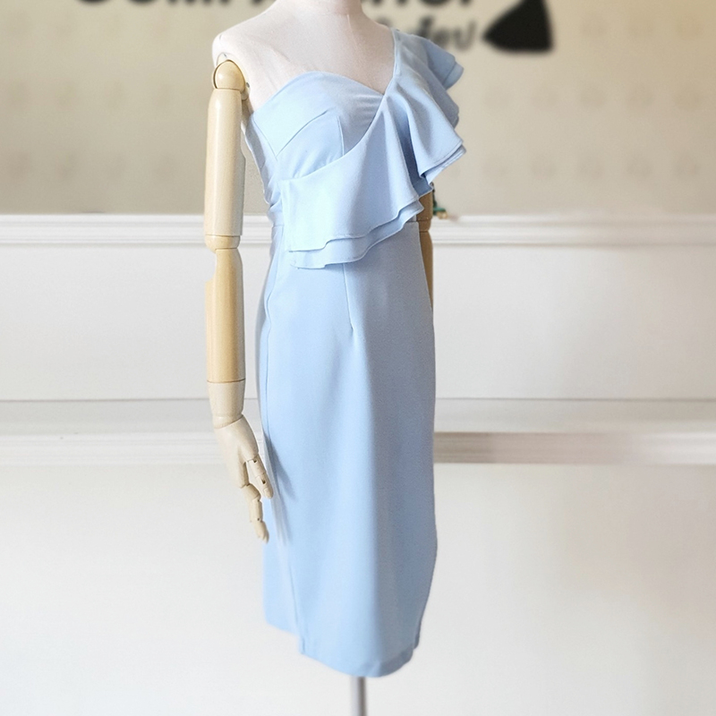 kudapy เดรสสั้นสีน้ำเงินไหล่เบี่ยง แต่งระบายผ้าไหมแก้ว แบบน่ารัก สวยๆ เรียบหรูดูแพง