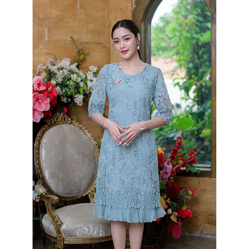 kudapy เดรสสั้นสีฟ้า ลุกไม้ทอลายดอกไม้เนื้อนิ่มลายสวยใส่สบาย เป็นงานแขนศอก เดรสทรงเรียบหรูใส่ง่าย แต่งชายกระโปรงพลีทด้านใน