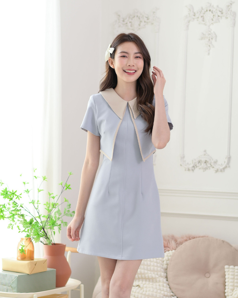 kudapy เดรสแขนสั้น เล่นสีคอปกและกุ๊นขอบ ดีไซน์เหมือนใส่เสื้อกั๊ก แพทเทิร์นสวยเข้าเอว ตัดต่อคิ้วกลางลำตัวจับเกล็ดเข้ารูป