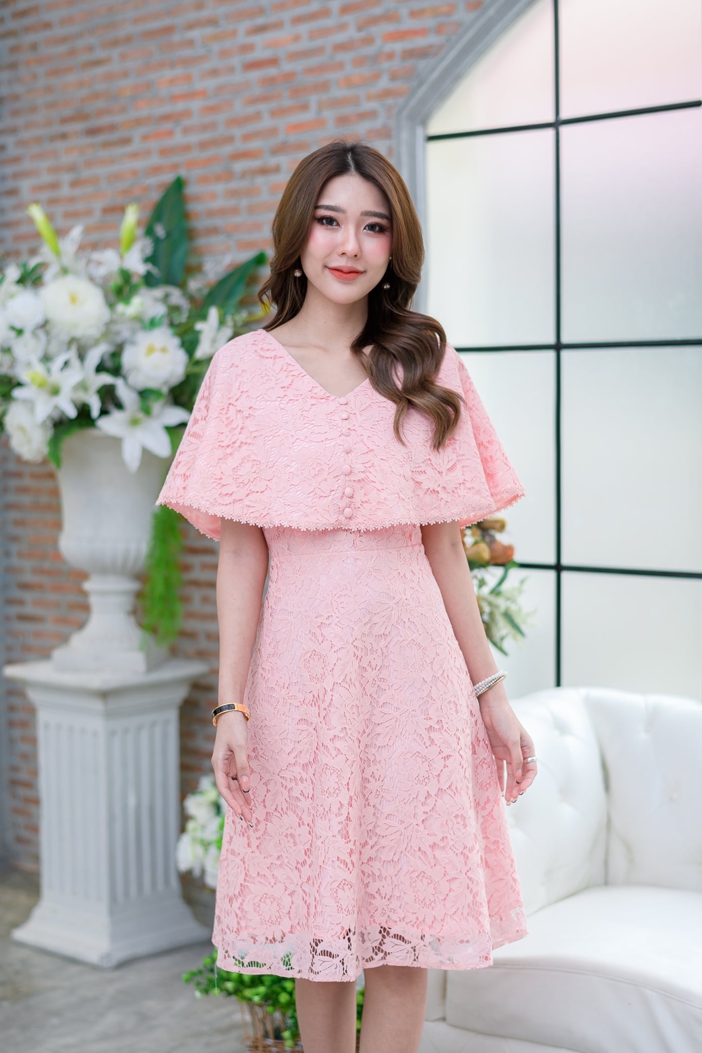 kudapy เดรสสั้นไปงานผ้าลูกไม้เนื้อนิ่มสีเขียว ,สีชมพูโอรส แต่งคลุมไหล่รอบตัวไปถึงด้านหลัง ด้านหน้าอกแต่งกระดุมตามแบบ