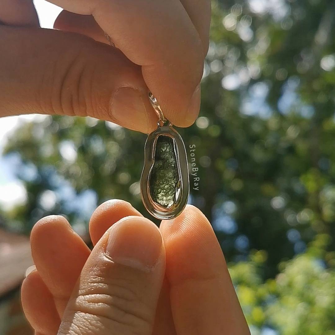 สร้อยคอเงินจี้สะเก็ดดาวโมดาไวต์ Moldavite