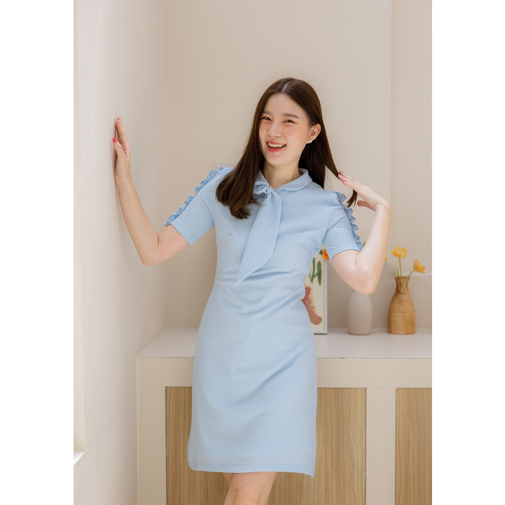 kudapy เดรสสั้นคอกลมสีฟ้า สีเหลือง ผ้าป๊อบคอร์น คอบัว เล่นดีเทลเย็บสอดทรงเนคไท ช่วงแขนแต่งระบายจับจีบ กระโปรงทรงเอ ซิปหลัง