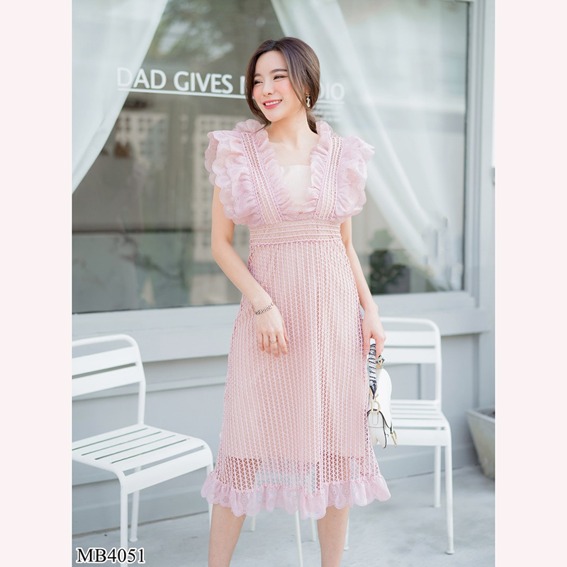 kudapy เดรสยาวสีชมพู/สีแดง/สีขาว แขนกุ ผ้าดลูกไม้แต่งระบาย2ชั้น ซับในสีครีม เดรสยาวคลุมเข่า